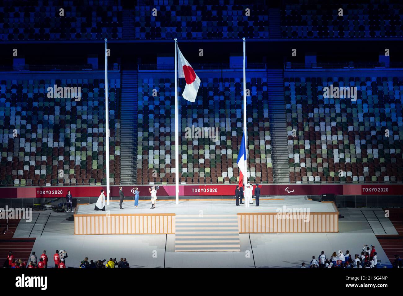 Presentazione delle bandiere nazionali e olimpiche durante la cerimonia di chiusura dei Giochi Paralimpici di Tokyo 2020 nello Stadio Olimpico di Tokyo in Giappone Foto Stock