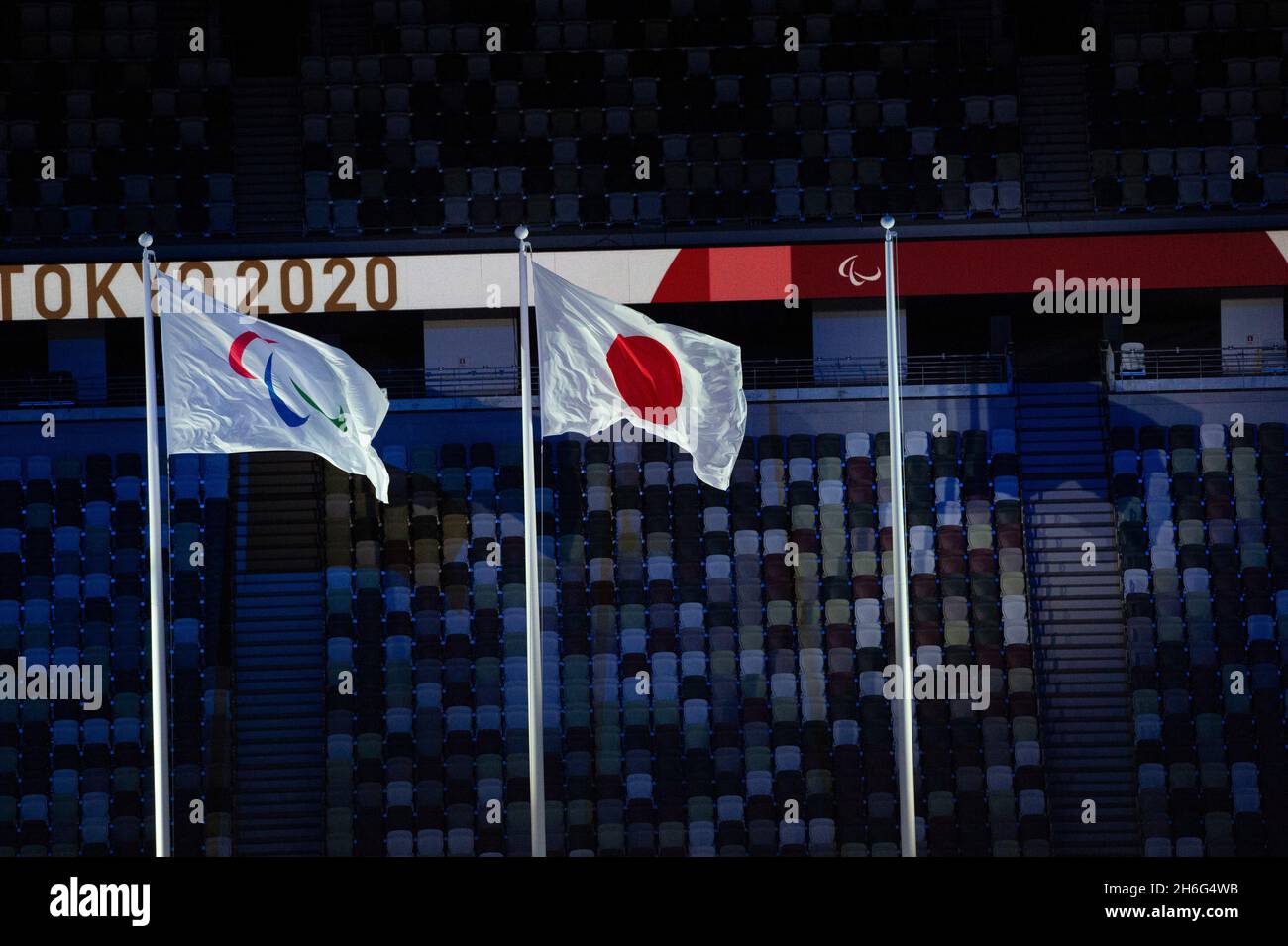 Presentazione delle bandiere nazionali e olimpiche durante la cerimonia di chiusura dei Giochi Paralimpici di Tokyo 2020 nello Stadio Olimpico di Tokyo in Giappone Foto Stock