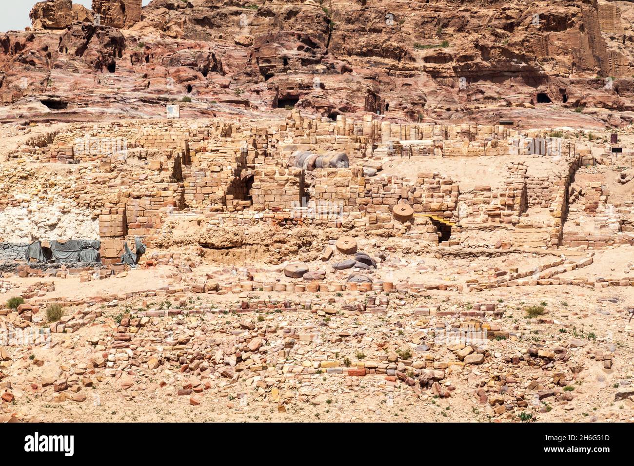 Rovine del Tempio del Leone alato nell'antica città di Petra, Giordania Foto Stock