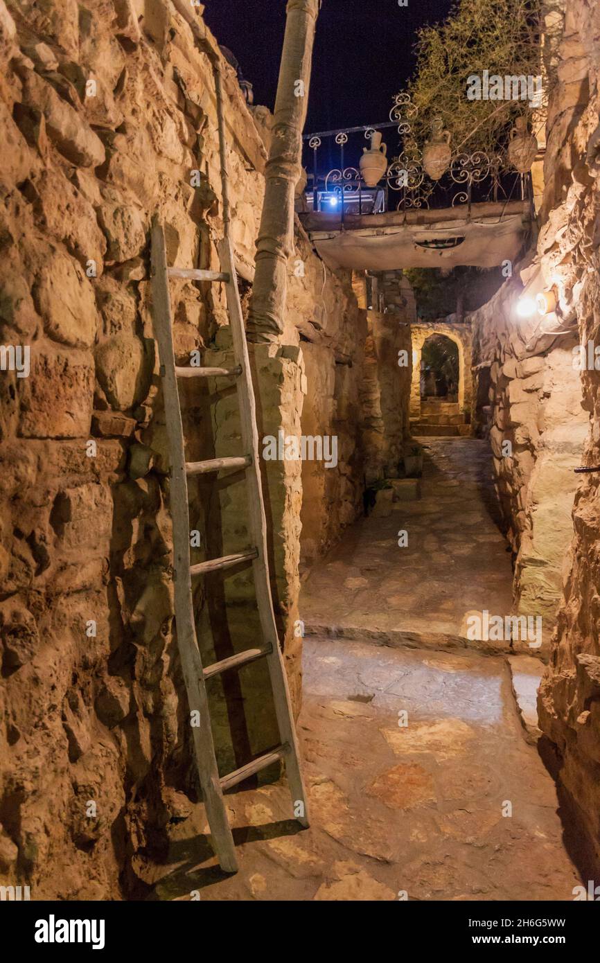 Vista notturna di un vicolo nel villaggio di Dana, Giordania Foto Stock