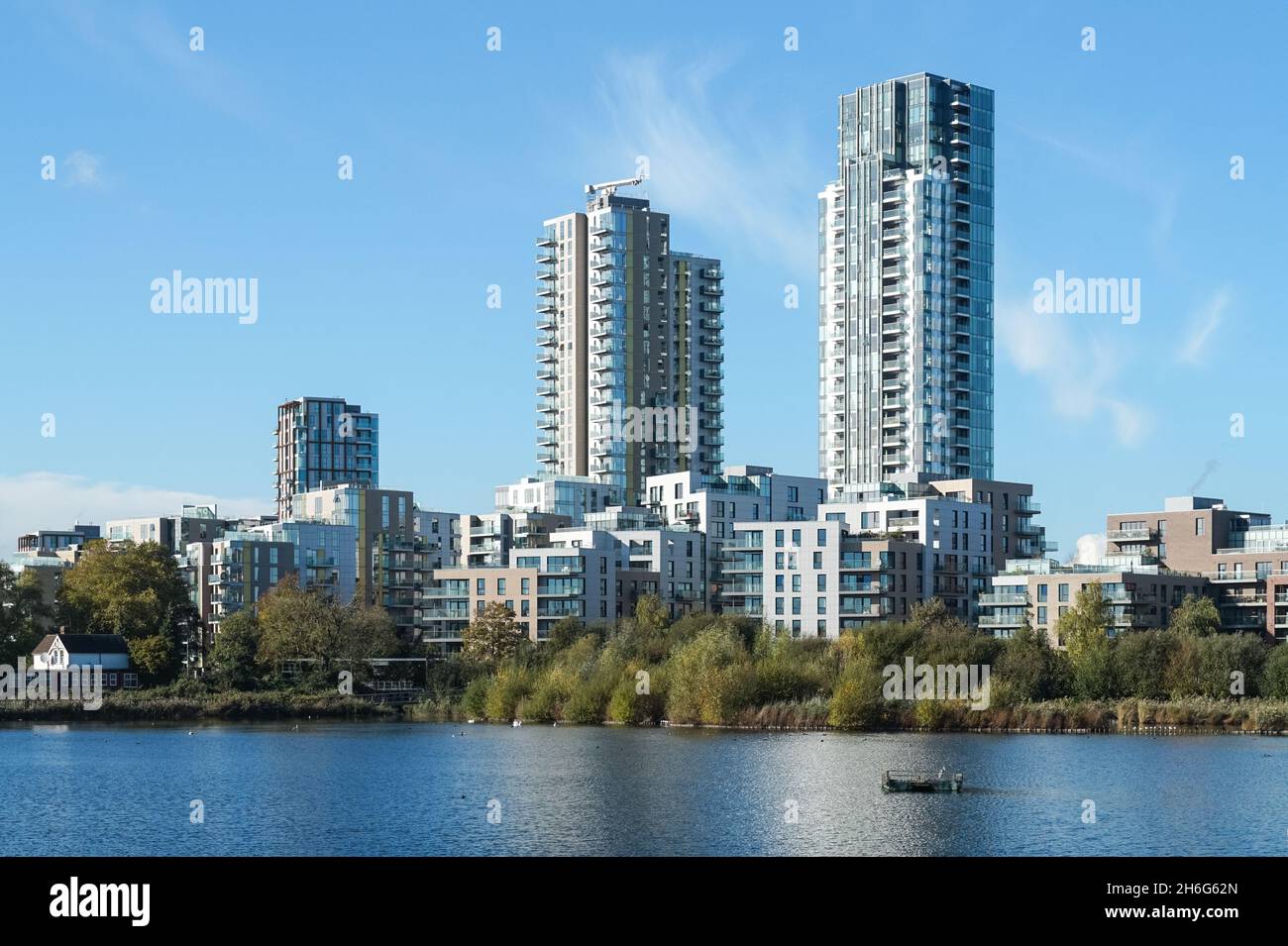 Woodberry Down edifici residenziali moderni e Woodberry Wetlands riserva naturale a Londra Inghilterra Regno Unito Foto Stock