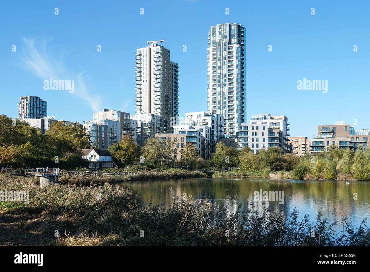 Woodberry Down edifici residenziali moderni e Woodberry Wetlands riserva naturale a Londra Inghilterra Regno Unito Foto Stock