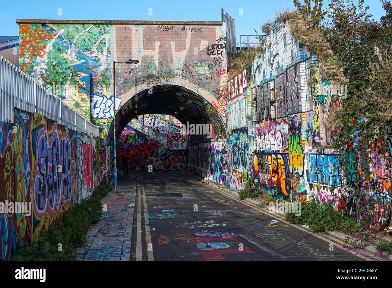 Graffiti copre il vecchio arco ferroviario su Fleet Street Hill a Shoreditch, Londra, Inghilterra Regno Unito, Regno Unito Foto Stock