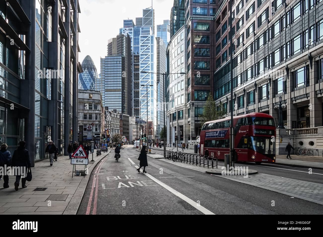Bishopsgate in Square Mile nella City di Londra con grattacieli sullo sfondo, Londra Inghilterra Regno Unito Foto Stock