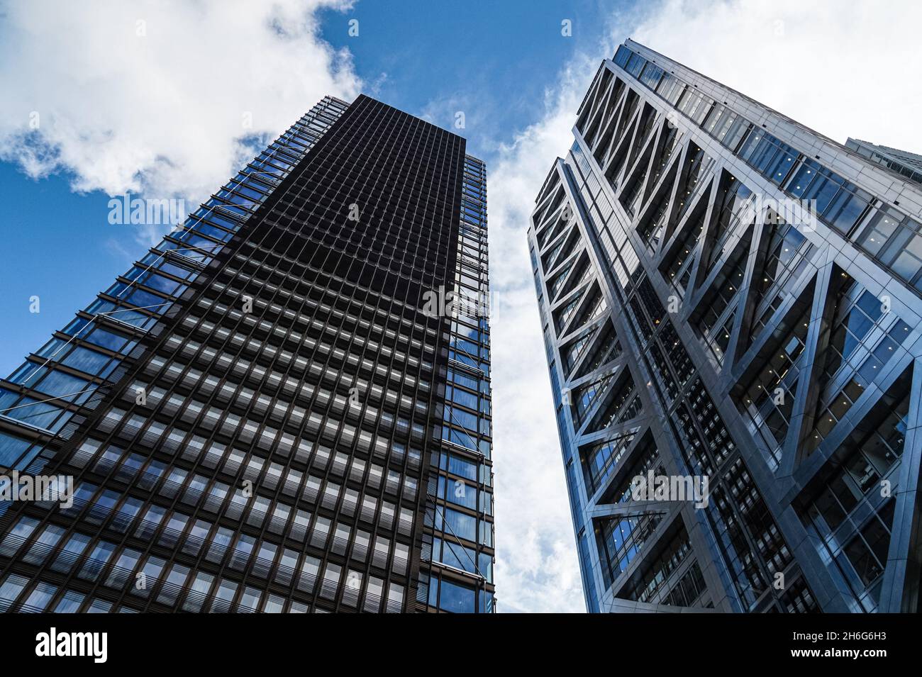 Un edificio Bishopsgate Plaza con Pan Pacific London hotel e Heron Tower, 110 grattacieli Bishopsgate a Londra, Inghilterra Regno Unito Foto Stock Un edificio Bishopsgate Plaza con Pan Pacific London hotel e Heron Tower, 110 grattacieli Bishopsgate a Londra, Inghilterra Regno Unito Foto Stock