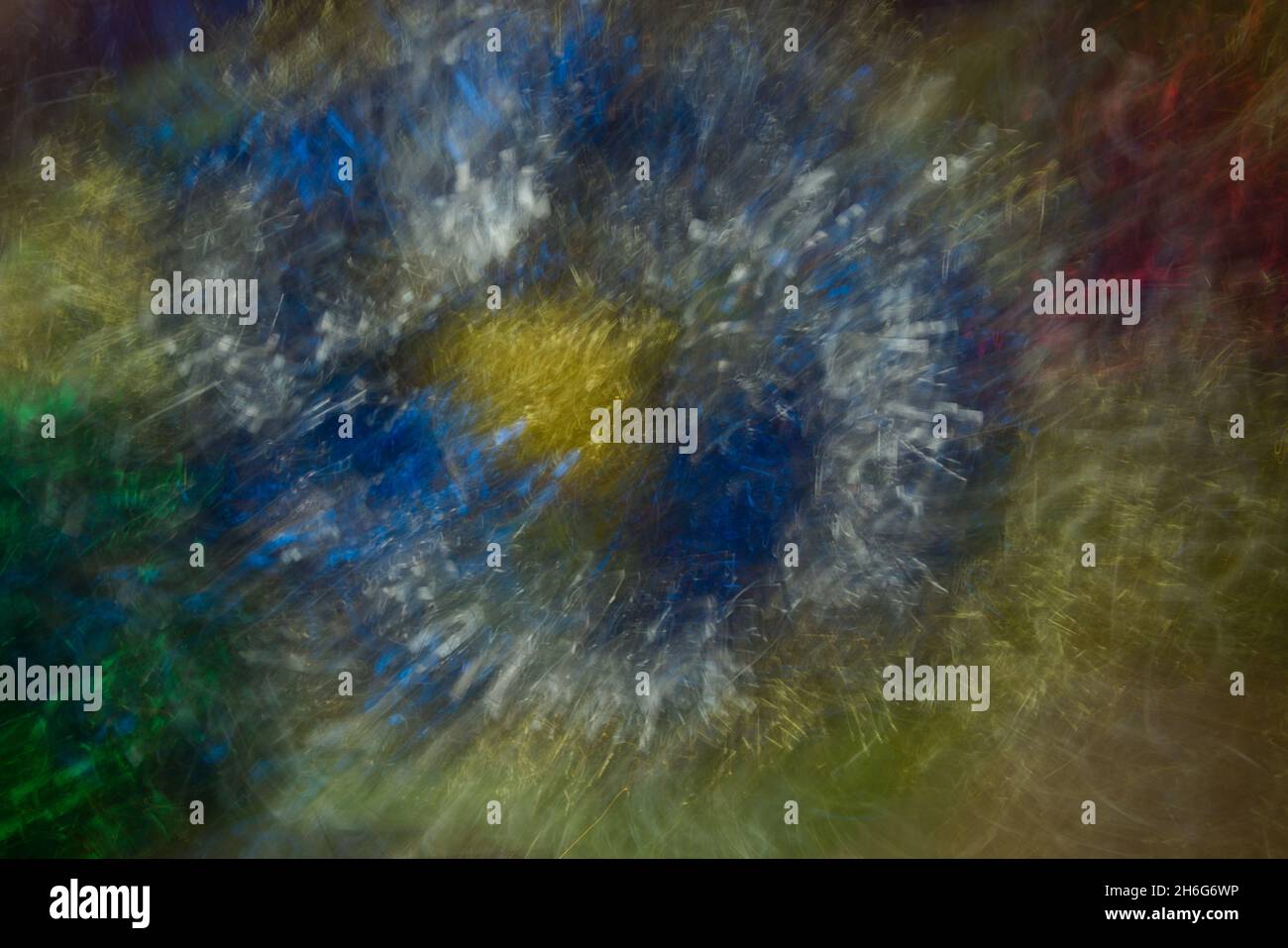 Colori bursting, astratto di motivi metallici, linee di blu, giallo, rosso, oro, il verde è stato creato con lo zoom e la rotazione della fotocamera. Fusione dei colori. Foto Stock