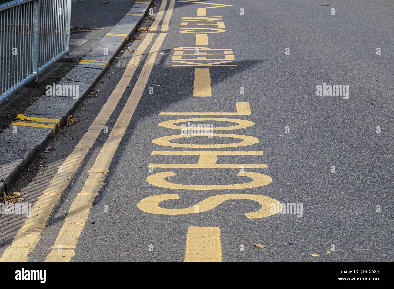 School Keep Clear marcature sulla strada per mantenere lo spazio al di fuori delle scuole libera da veicoli parcheggiati, Londra Inghilterra Regno Unito Foto Stock