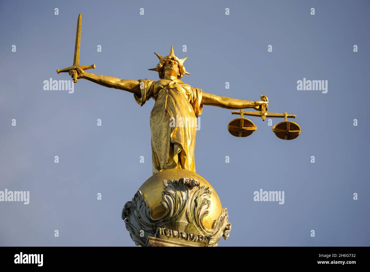 La statua della Madonna della giustizia in cima alla Old Bailey, centrale Tribunale Penale di Inghilterra e Galles, Londra England Regno Unito Regno Unito Foto Stock