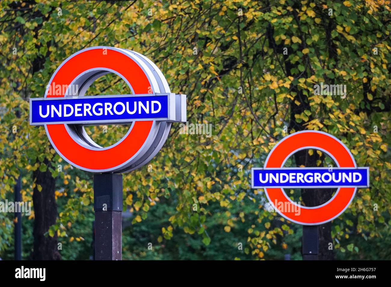 Stazione della metropolitana di Londra Roundel Symbols Inghilterra Regno Unito Regno Unito Foto Stock