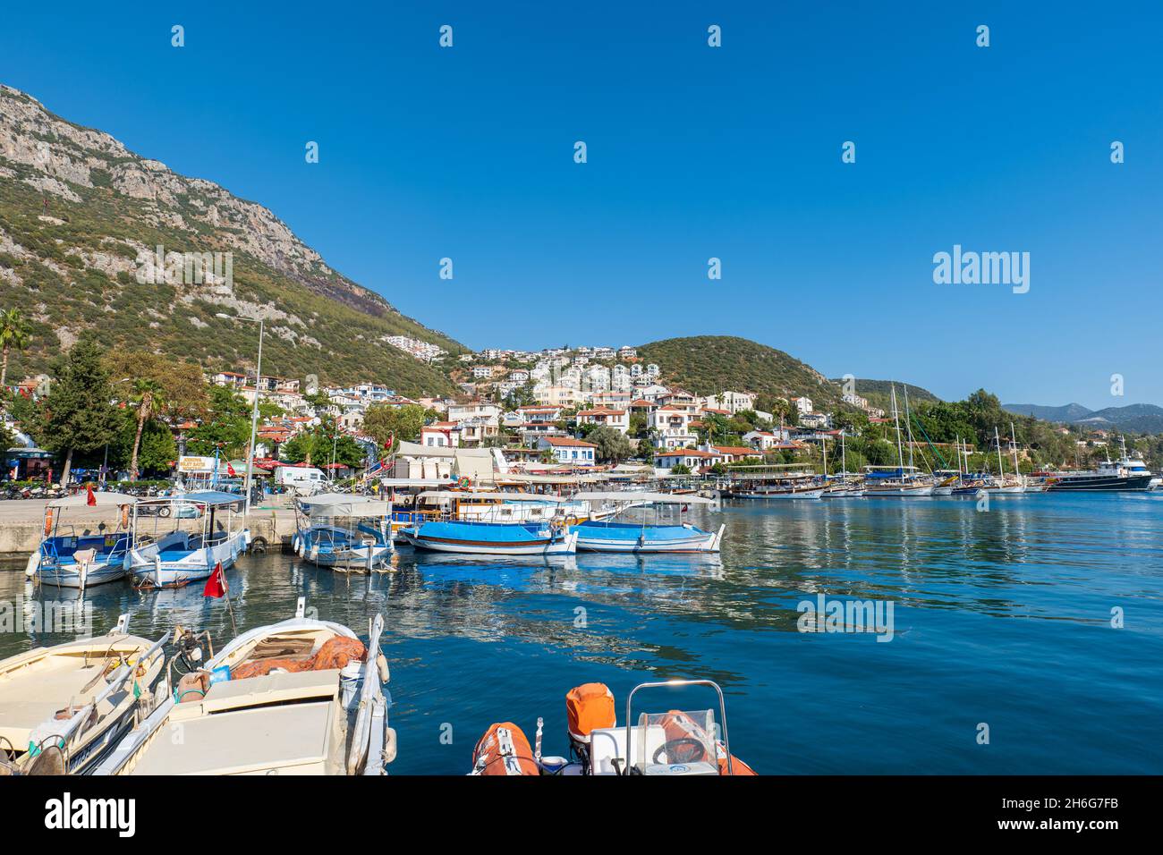 Kas, Turchia, una località turistica mediterranea, provincia di Antalya, Turchia. La vista del porto e del porto di Kas, una popolare località turistica tra i turisti Foto Stock