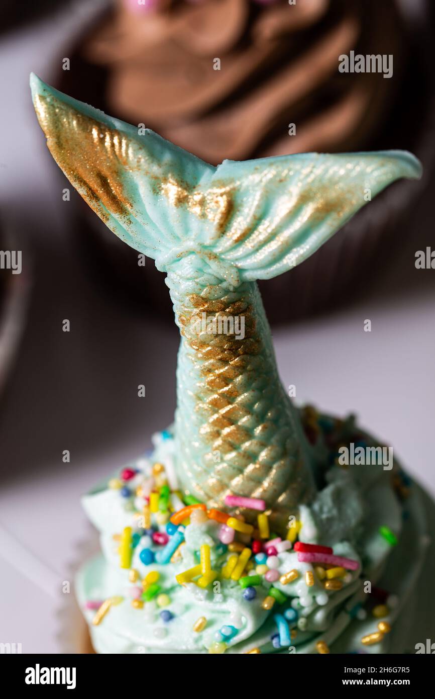 Coda verde mermaid fatta a mano su cioccolato su un muffin al cioccolato dolce a base di zucchero per una festa di compleanno Foto Stock