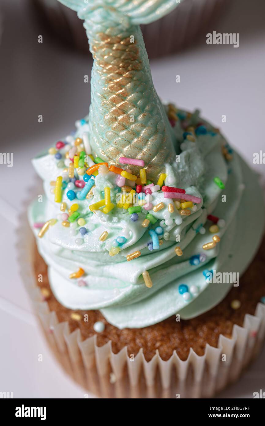 Coda verde mermaid fatta a mano su cioccolato su un muffin al cioccolato dolce a base di zucchero per una festa di compleanno Foto Stock