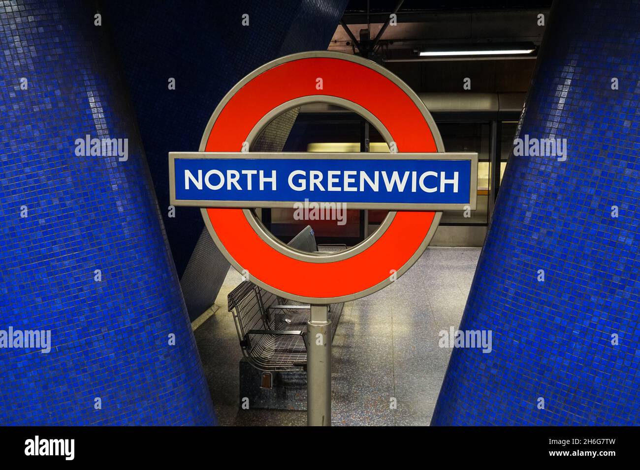 North Greenwich metropolitana, stazione della metropolitana roundel segno Londra Inghilterra Regno Unito Regno Unito Foto Stock