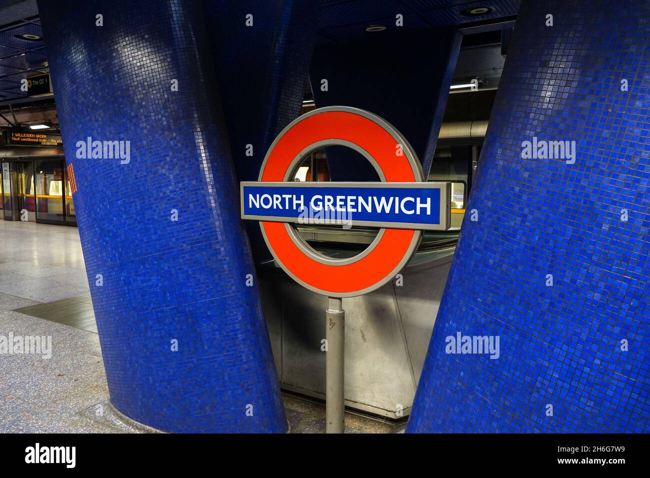 North Greenwich metropolitana, stazione della metropolitana roundel segno Londra Inghilterra Regno Unito Regno Unito Foto Stock