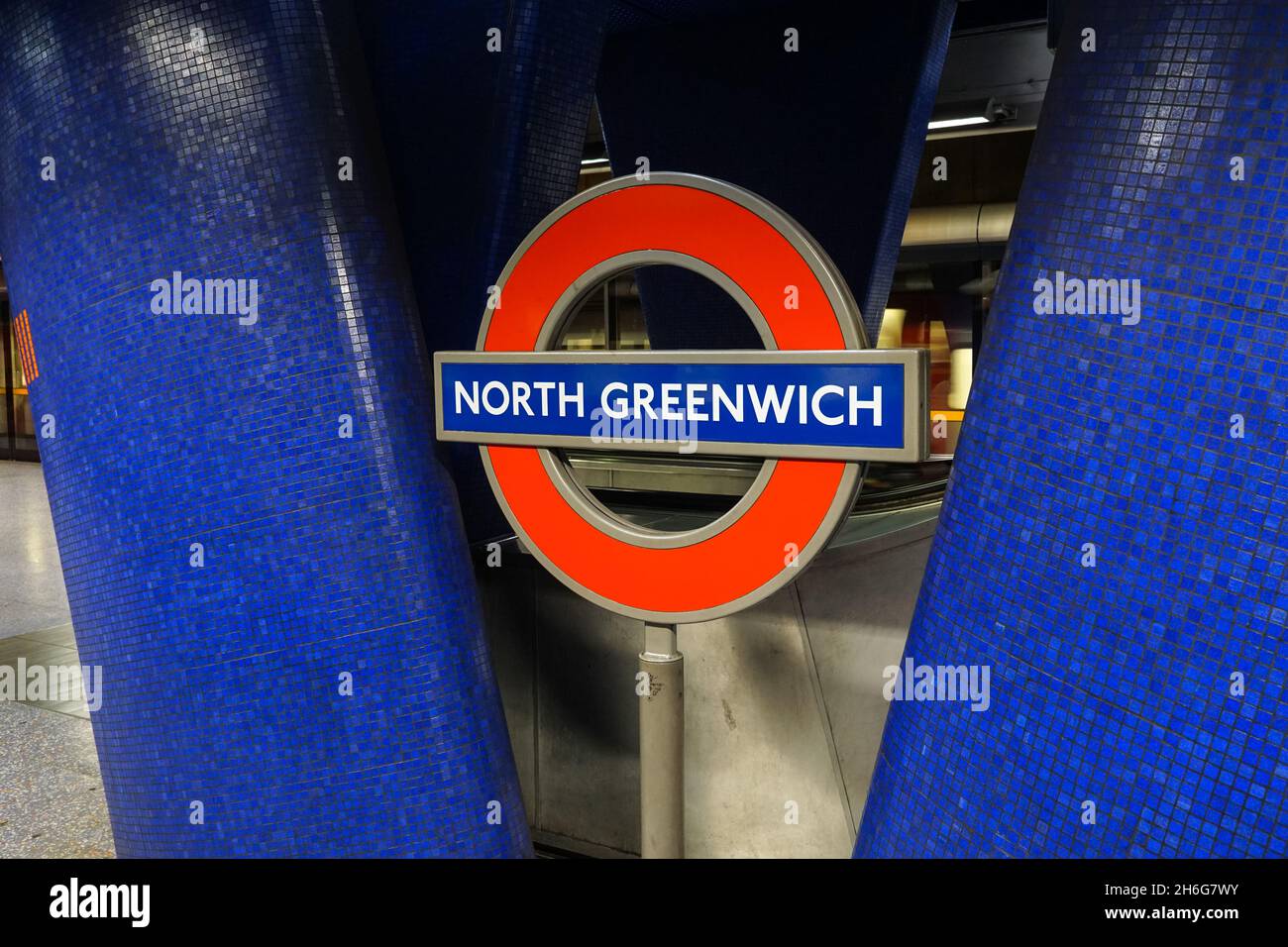 North Greenwich metropolitana, stazione della metropolitana roundel segno Londra Inghilterra Regno Unito Regno Unito Foto Stock