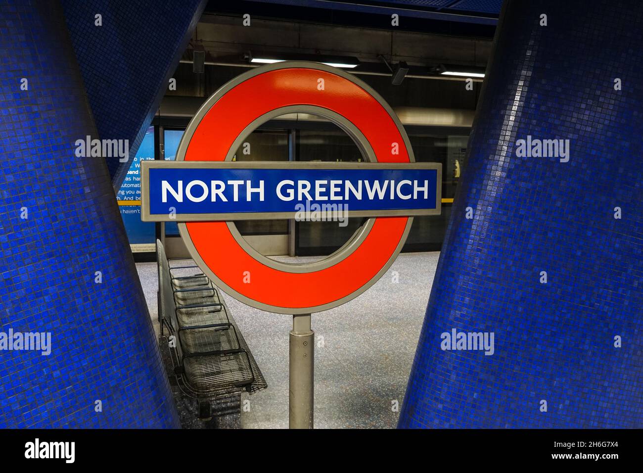 North Greenwich metropolitana, stazione della metropolitana roundel segno Londra Inghilterra Regno Unito Regno Unito Foto Stock