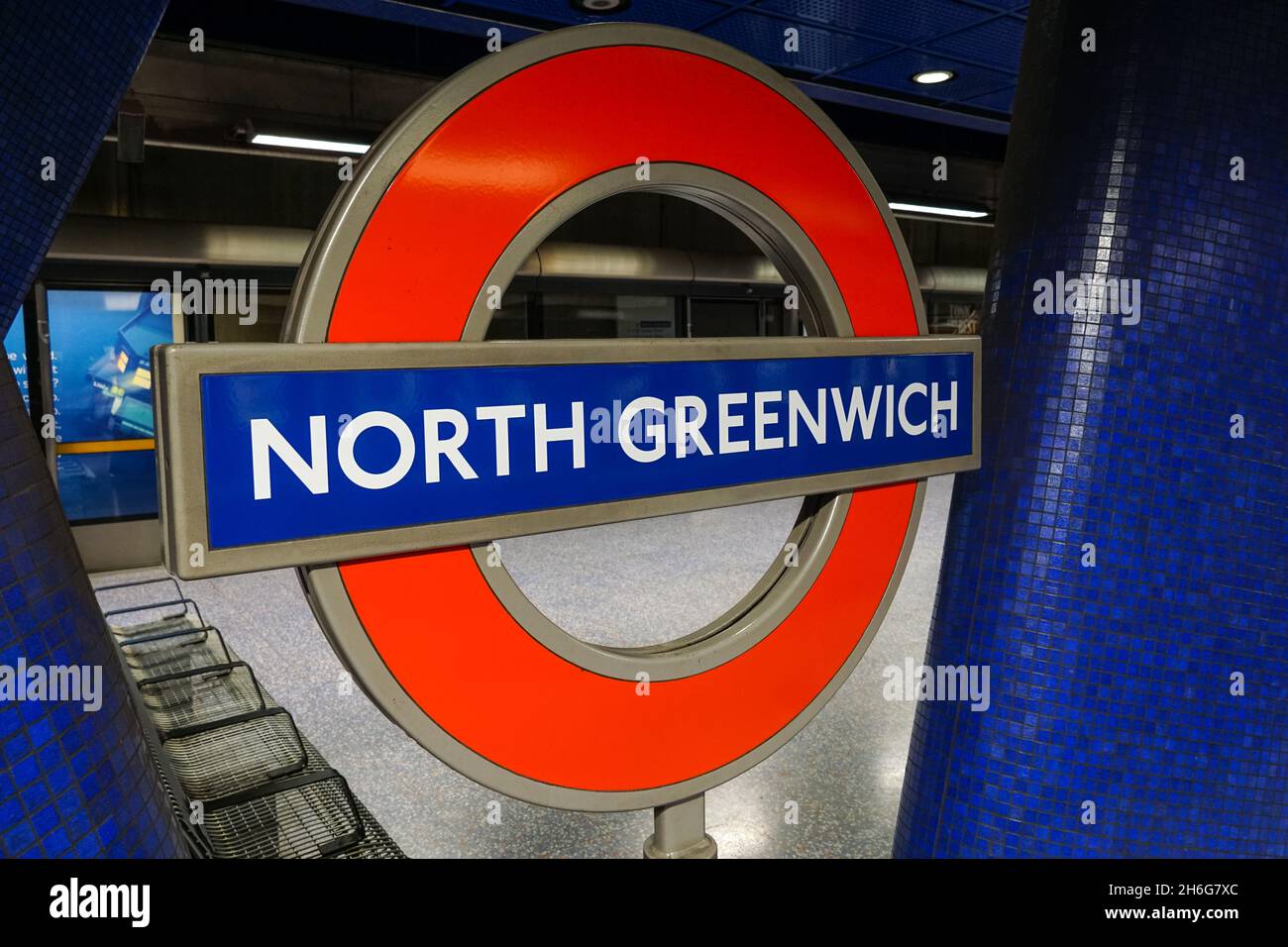 North Greenwich metropolitana, stazione della metropolitana roundel segno Londra Inghilterra Regno Unito Regno Unito Foto Stock