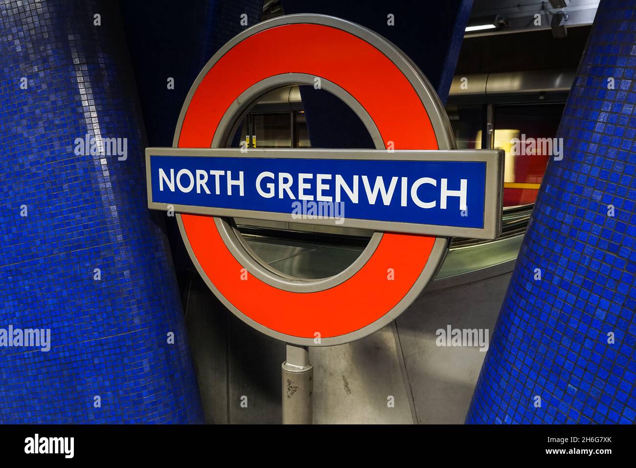 North Greenwich metropolitana, stazione della metropolitana roundel segno Londra Inghilterra Regno Unito Regno Unito Foto Stock