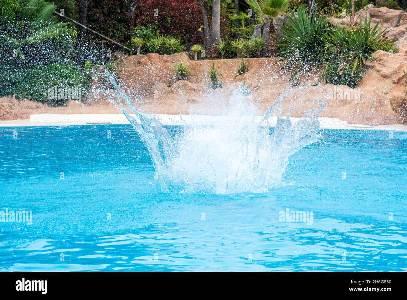 Spruzzi d'acqua su una superficie azzurra. Foto Stock