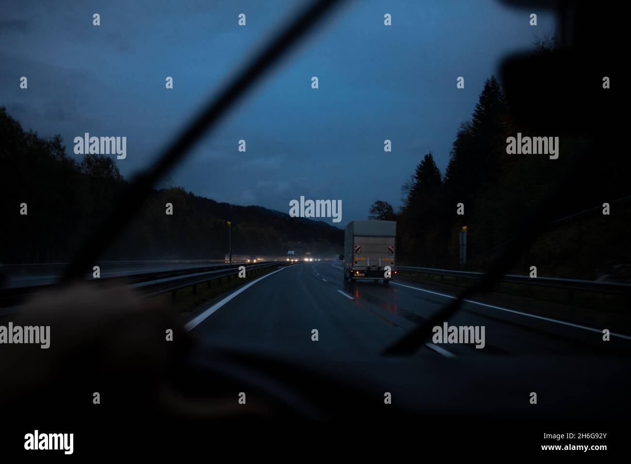 la guida notturna mostra una scarsa visibilità in prima persona Foto Stock