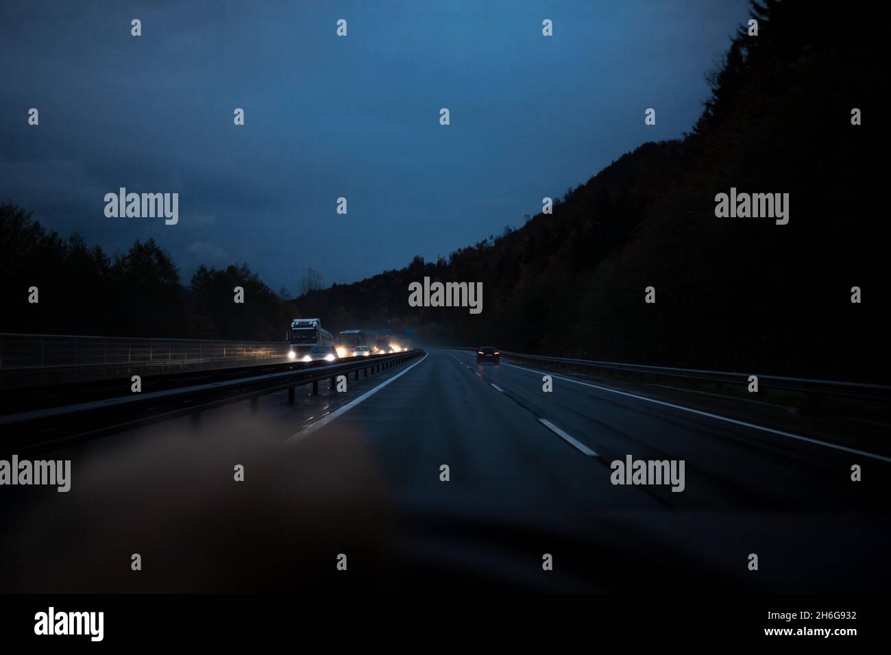 la guida notturna mostra una scarsa visibilità in prima persona Foto Stock
