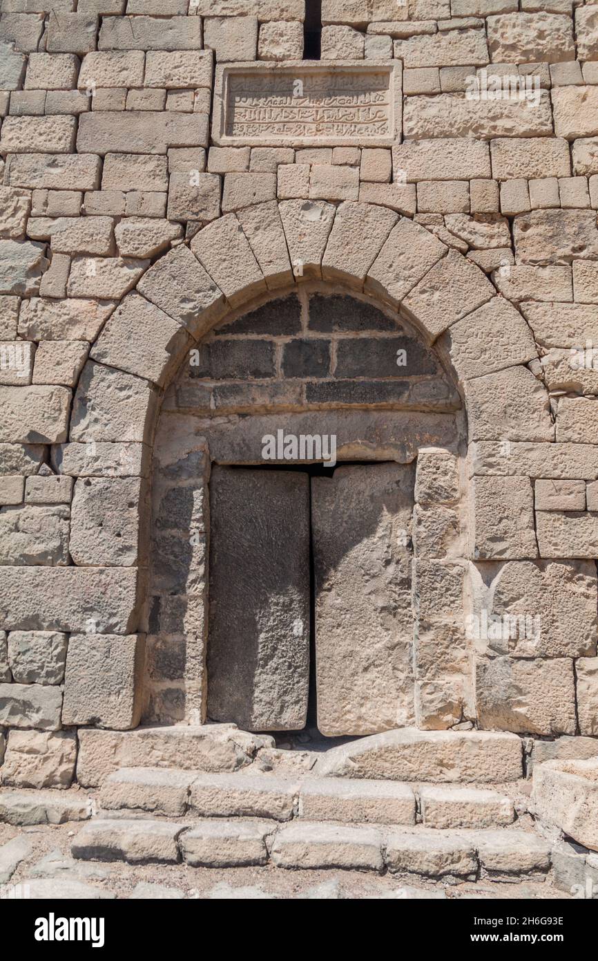 Porta in pietra della Fortezza Blu di Qasr al-Azraq , fortezza situata nel deserto della Giordania orientale. Foto Stock