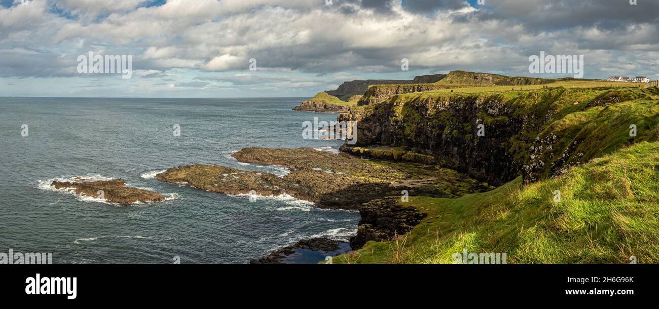 Causeway scogliere che guardano verso Portcoon, Bushmills, County Antrim, Irlanda del Nord Foto Stock