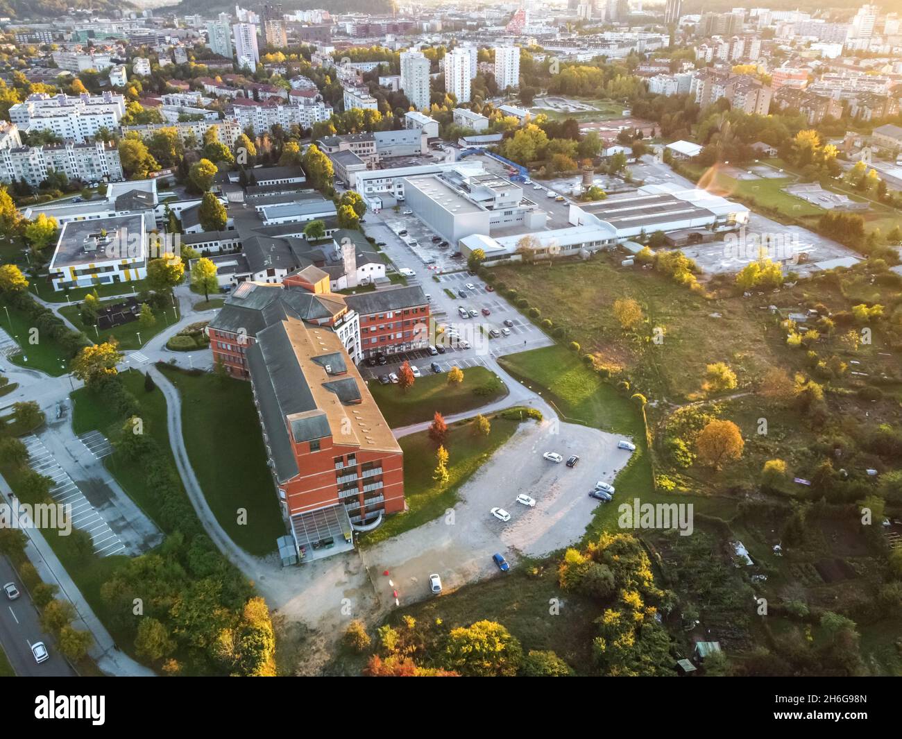 tramonto sulle strade della città edifici e campi Foto Stock