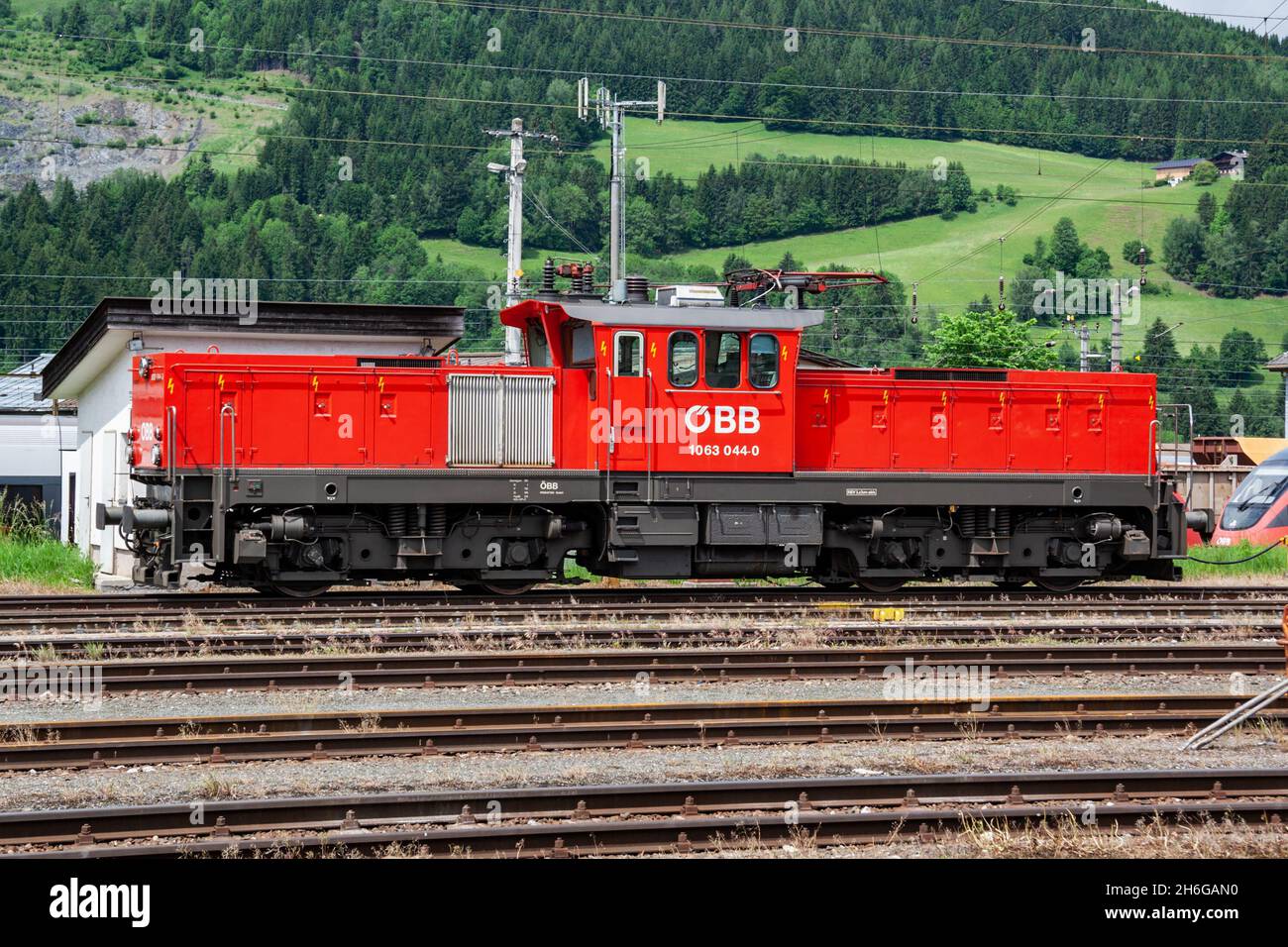 Saalfelden, Austria - 2 giugno 2012: Trasporto ferroviario internazionale. Treno locomotiva alla stazione. Trasporto ferroviario globale e spedizione. Foto Stock