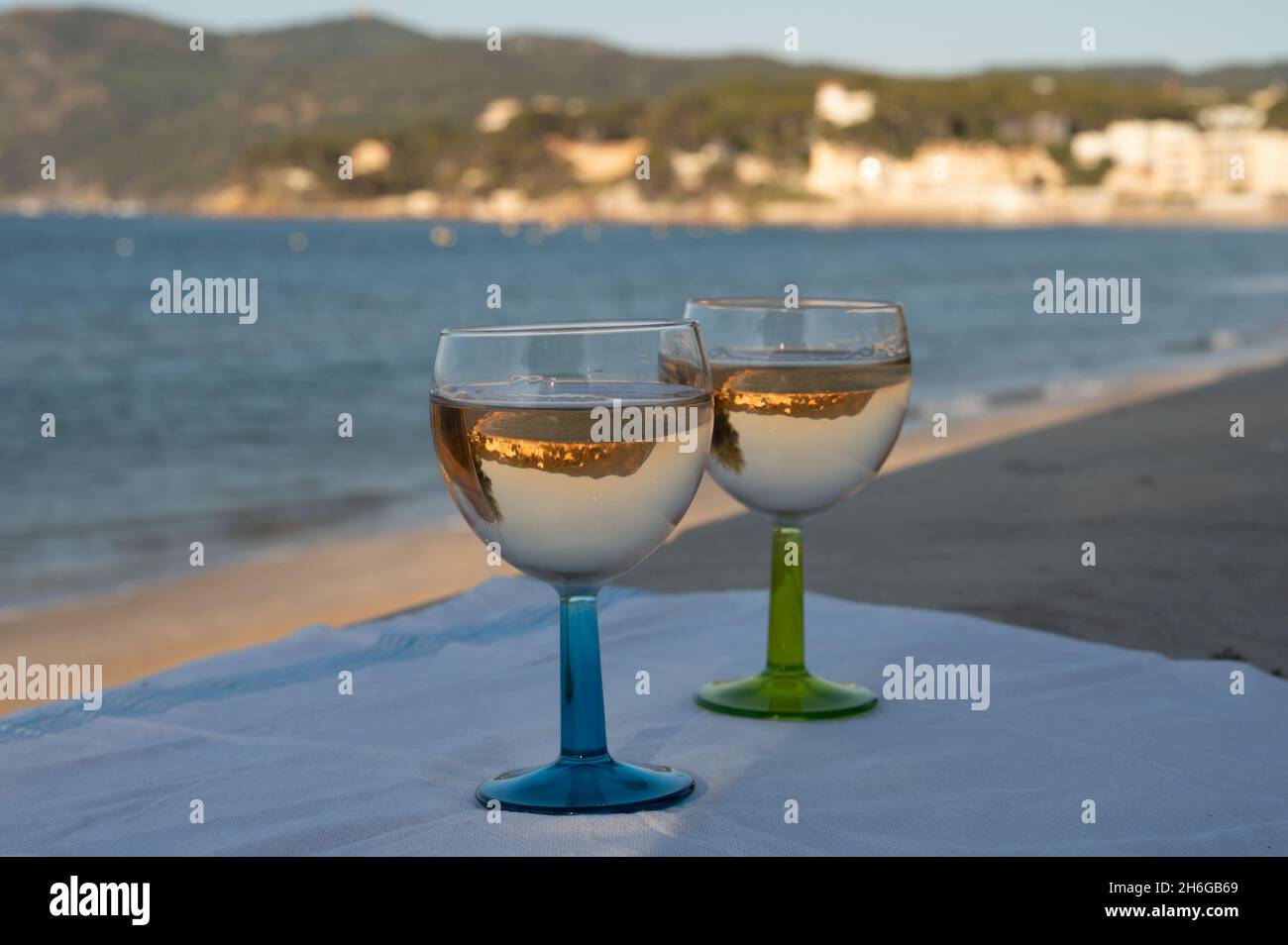 Estate in Provenza, bere di vino rosato secco freddo gris sulla spiaggia di sabbia e mare blu vicino Tolone, dipartimento del Var, Francia Foto Stock