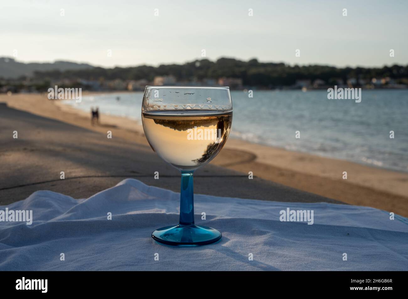 Estate in Provenza, bere di vino rosato secco freddo gris sulla spiaggia di sabbia e mare blu vicino Tolone, dipartimento del Var, Francia Foto Stock