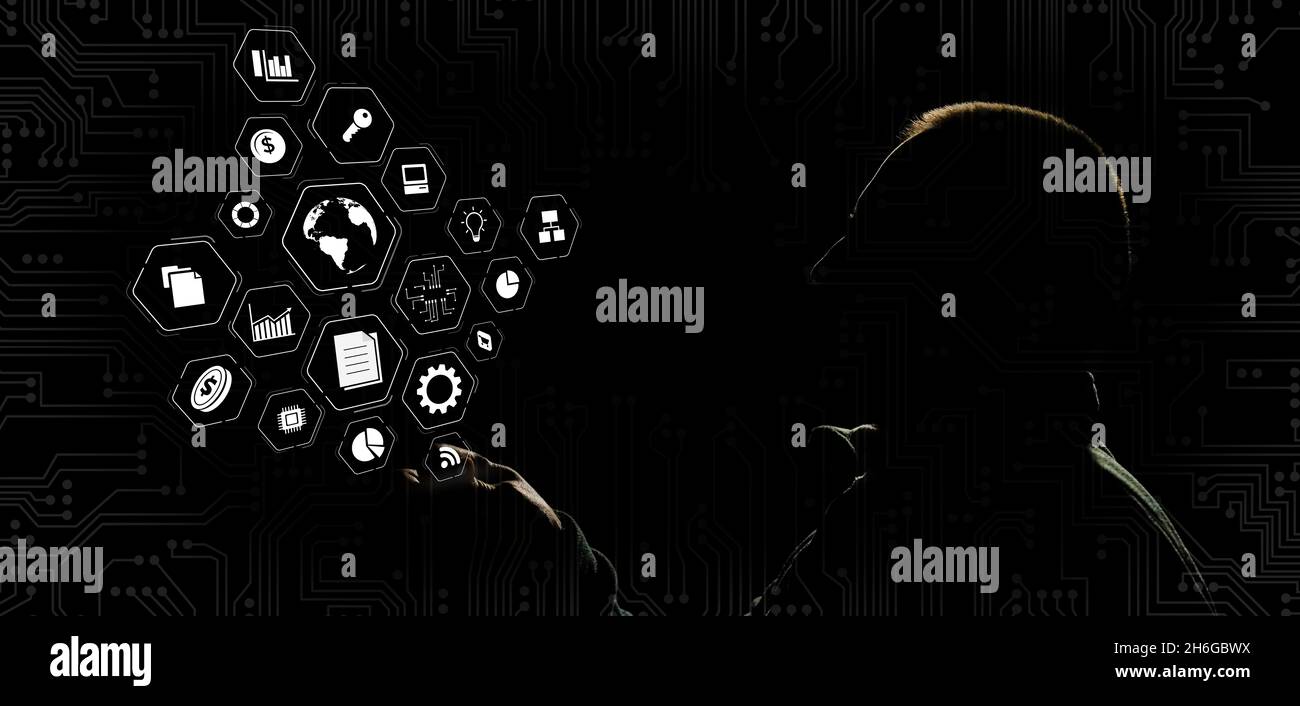 Silhouette di un uomo che lavora alla strategia di vendita di marketing digitale e alla pianificazione con infografiche. Multitasking al buio. Innovazioni aziendali Foto Stock