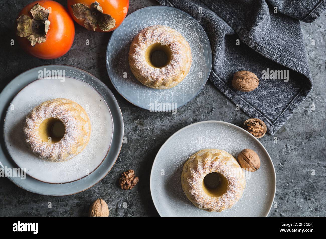 Mini Kaki e noci farcite con zucchero a velo Foto Stock