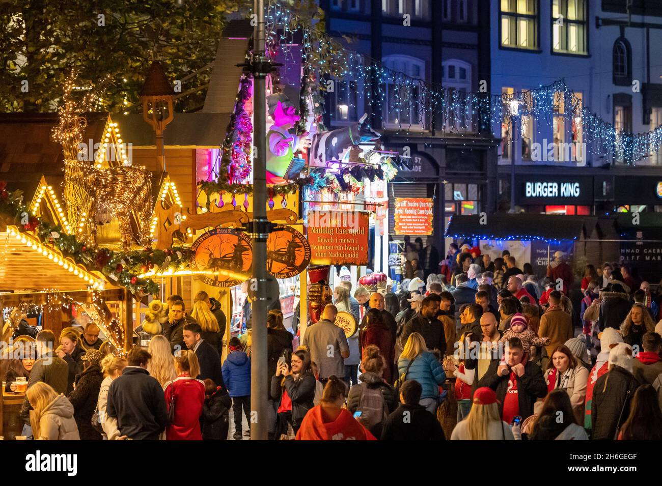 Gli acquirenti di Natale ai mercatini di Natale di Cardiff, Galles, Regno Unito. Foto Stock