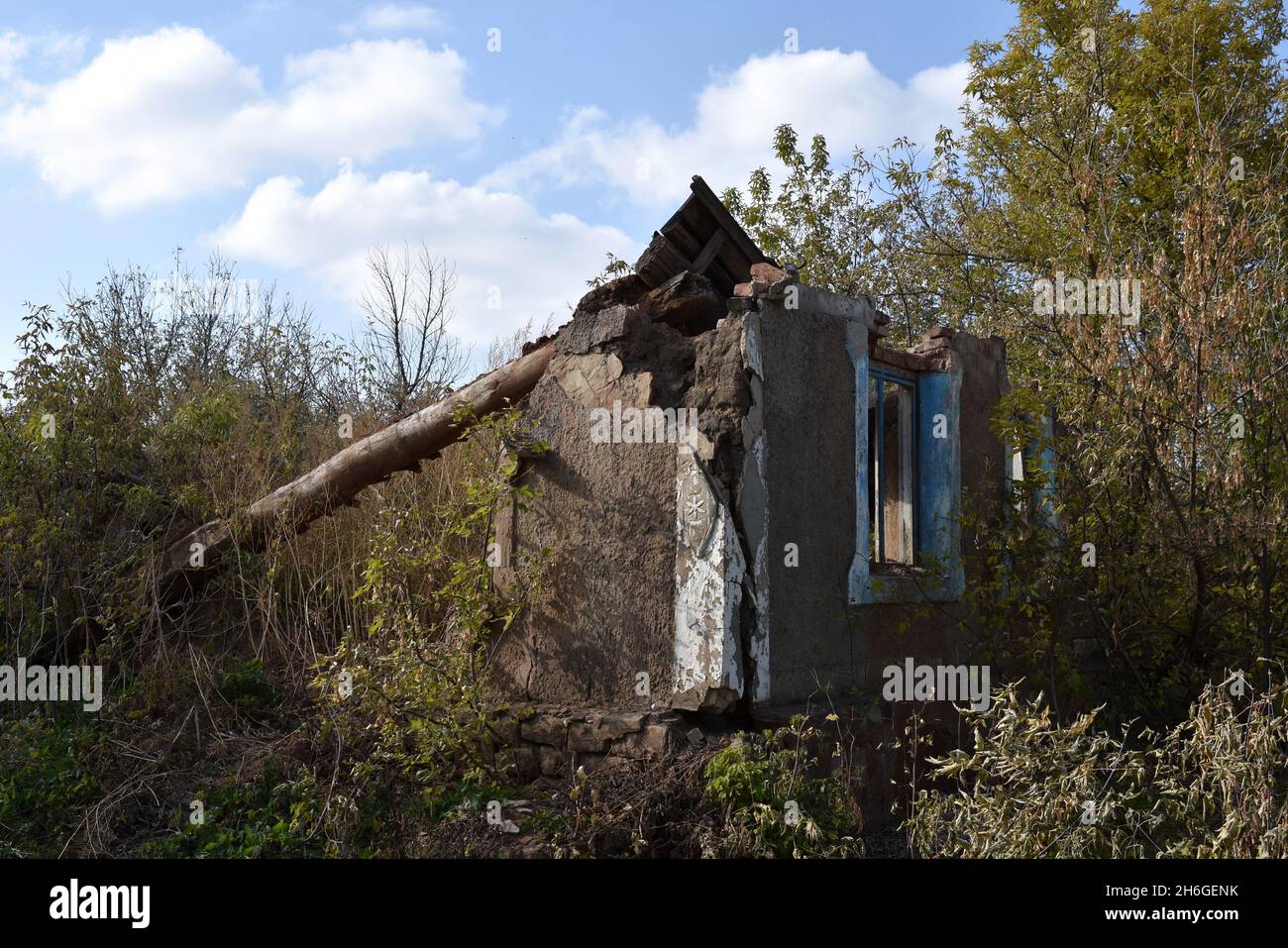 Una casa rovinata a causa di abbattimento mortaio è visto in Verkhnotoretske Village.Verkhnotoretske è un insediamento ucraino di tipo urbano situato sulla prima linea nel distretto di Yasynuvata in Donetsk oblast dell'Ucraina orientale. Durante la guerra di Donbas, iniziata a metà aprile 2014, la linea di separazione tra le parti in guerra è stata situata nelle vicinanze dell'insediamento. Il villaggio era una zona grigia fino alla fine del 2017. Oggi Verkhnotoretske è un territorio ucraino. Il conflitto ha provocato vittime civili e militari. Foto Stock