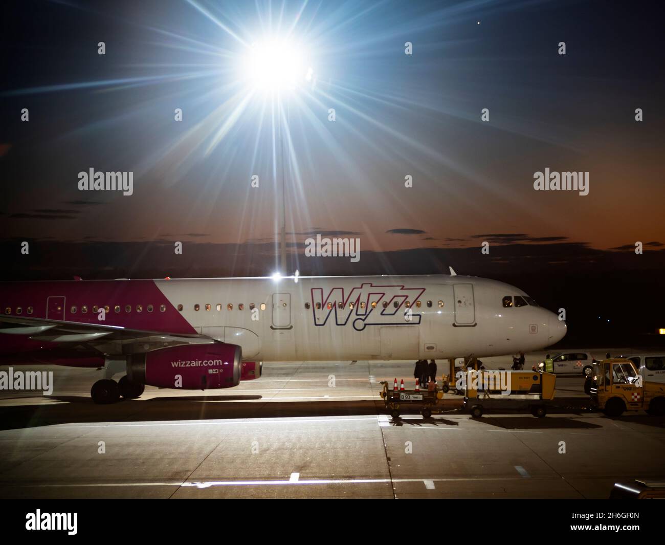 Vienna, Austria. 05 novembre 2021. Un velivolo Wizz Air visto all'aeroporto di Vienna. (Foto di Igor Golovniov/SOPA Images/Sipa USA) Credit: Sipa USA/Alamy Live News Foto Stock