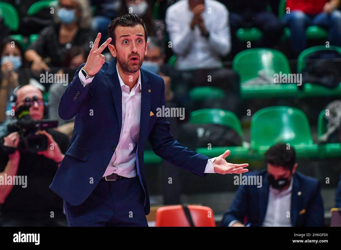 Cuneo, Italia. 14 novembre 2021. Daniele Santarelli (Imoco Conegliano) durante la Bosca S.Bernardo Cuneo vs Imoco Volley Conegliano, Pallavolo Serie Italiana A1 Women Match a Cuneo, Italia, Novembre 14 2021 Credit: Independent Photo Agency/Alamy Live News Foto Stock