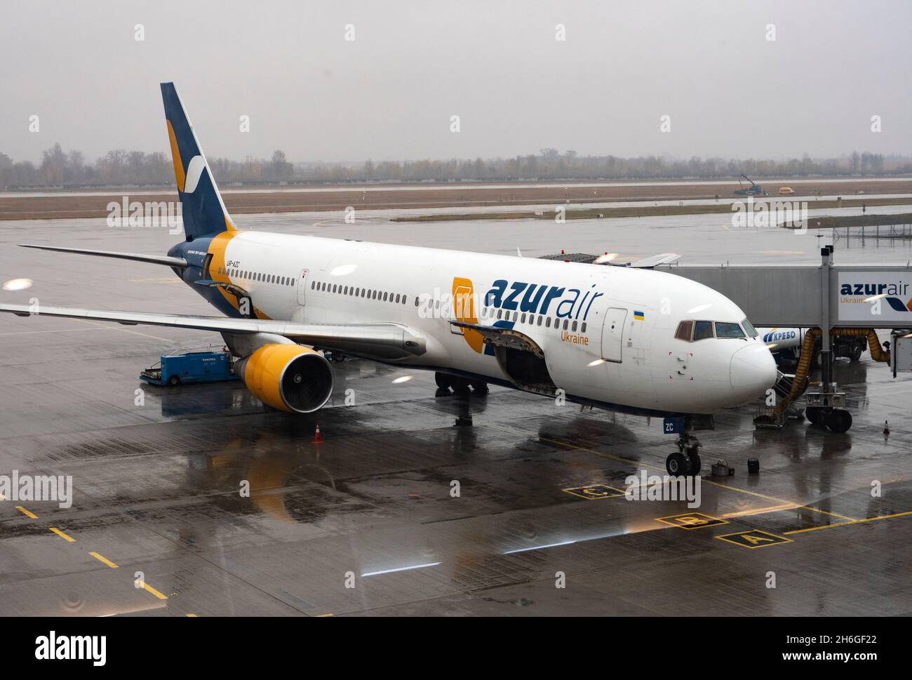 Kiev, Ucraina. 2 novembre 2021. Un aereo Azur Air visto all'aeroporto di Boryspil. Dall'inizio del 2021, l'aeroporto di Boryspil ha servito più di 8 milioni di passeggeri. Il traffico passeggeri ha registrato una ripresa del 71% rispetto ai dati pre-crisi dell'ottobre 2019. (Foto di Igor Golovniov/SOPA Images/Sipa USA) Credit: Sipa USA/Alamy Live News Foto Stock