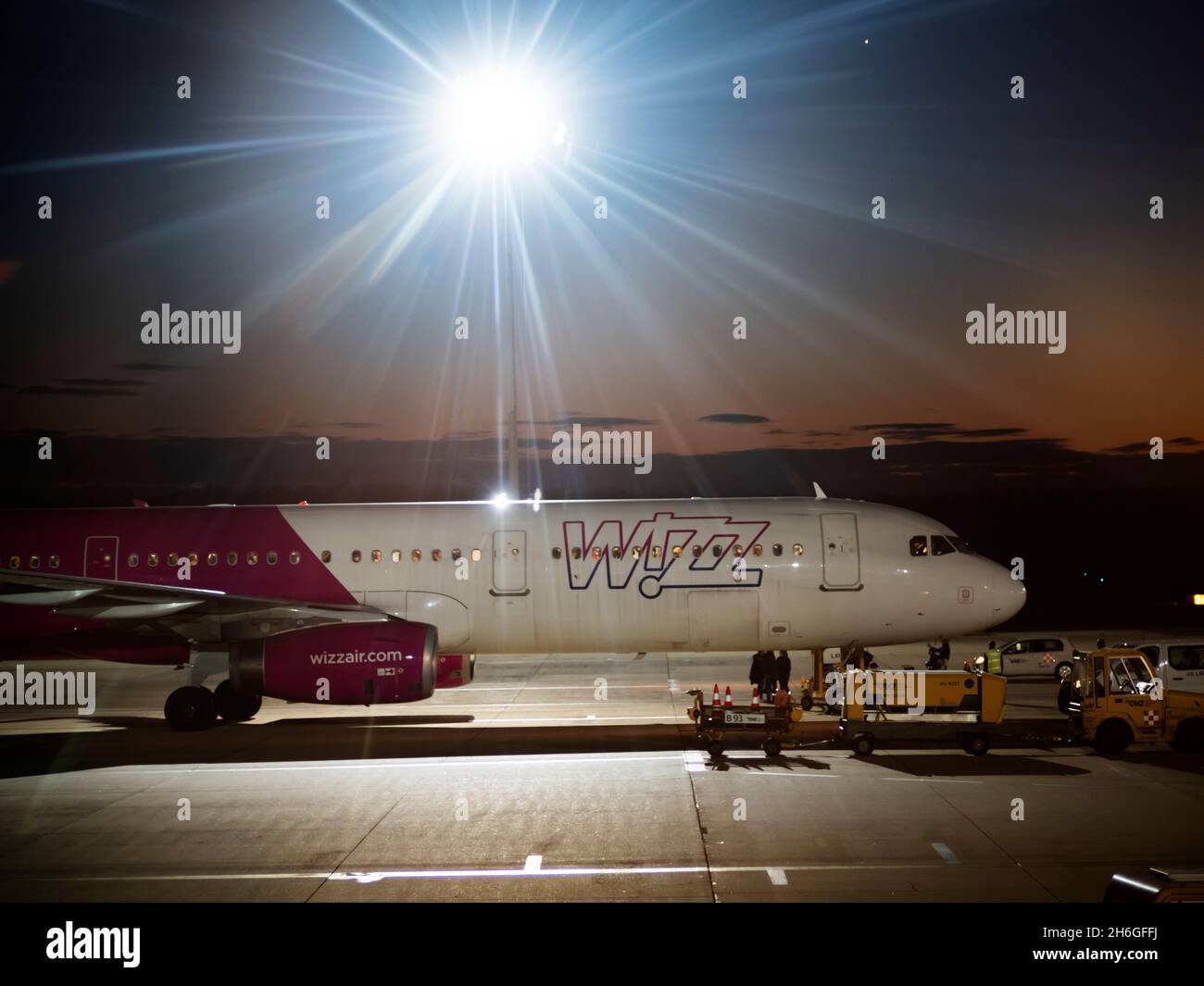 Vienna, Austria. 5 novembre 2021. Un velivolo Wizz Air visto all'aeroporto di Vienna. (Credit Image: © Igor Golovniov/SOPA Images via ZUMA Press Wire) Foto Stock