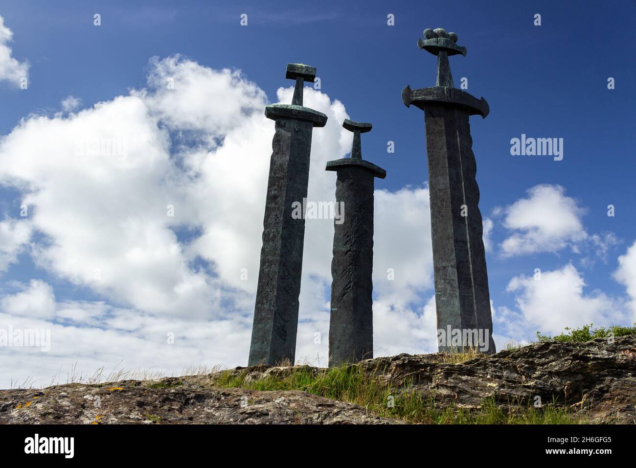 Stavanger, Norvegia: Monumento a Sverd i fjell (Spade in Rock), Mollebukta, che commemora la battaglia nel fiordo di Hafrsfjord (872). Creato da Fritz Roed Foto Stock