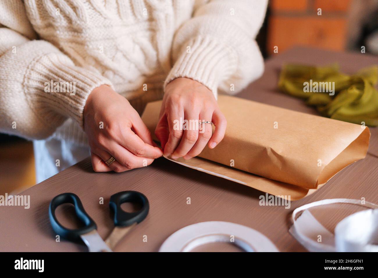 DIY confezione regalo. Donna bella legatura regali di Natale sulla tavola  in legno rustico. Vista aerea del natale stazione di incarto Foto stock -  Alamy