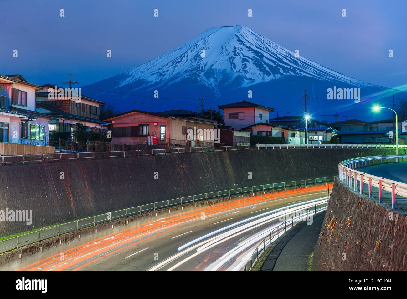 Mt. Fuji, Giappone su quartieri e autostrade. Foto Stock