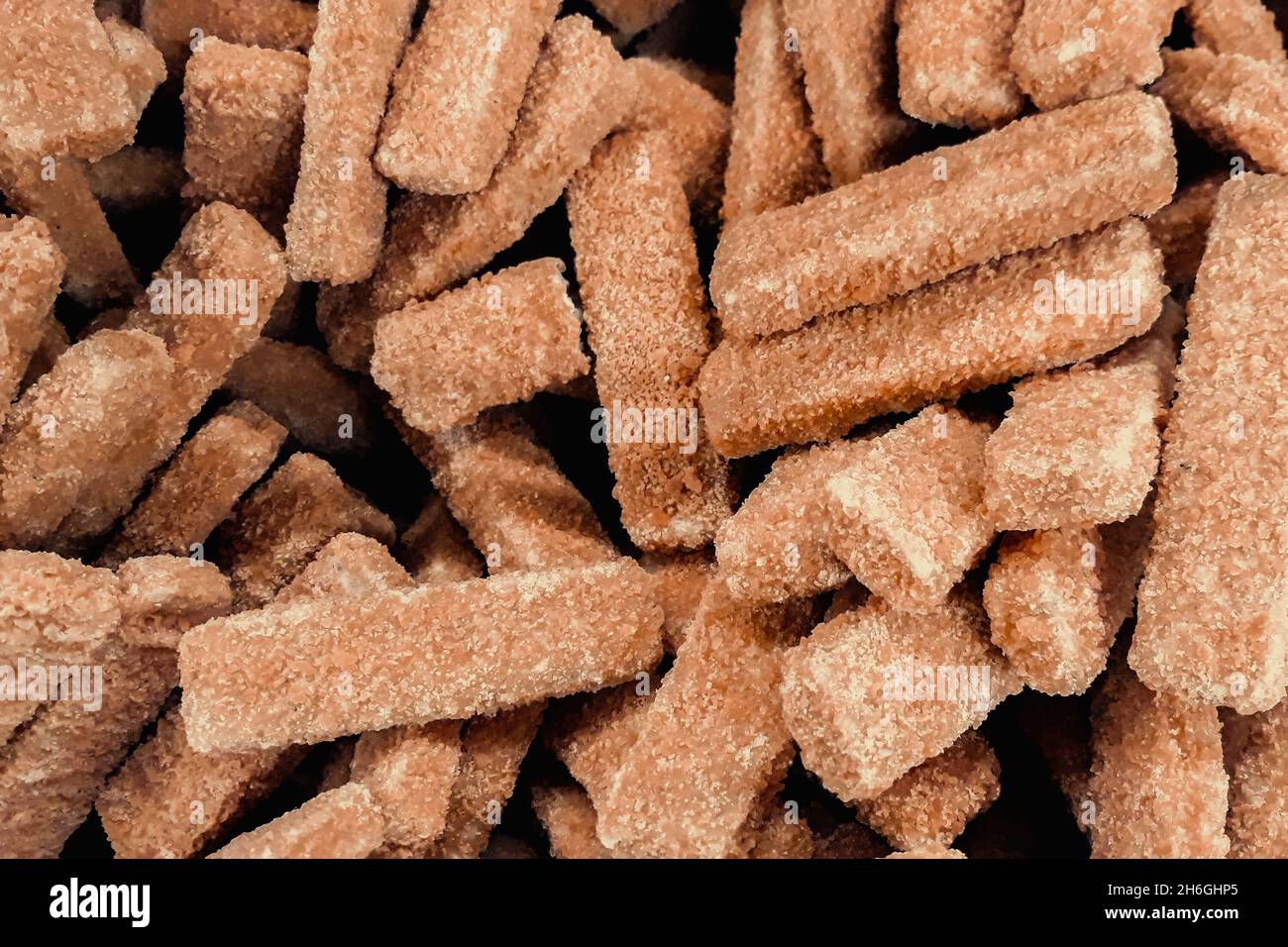 Primo piano con cibo per cani. Cibo secco per animali domestici. Bastoncini croccanti per cuccioli. Foto Stock