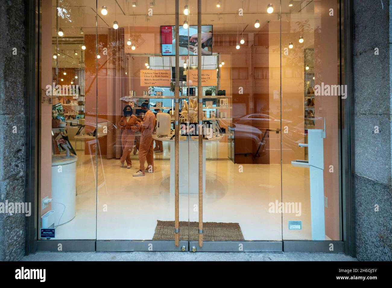 Negozio di mattoni e Malta per Allure, la rivista di bellezza, a Soho a New York sabato 13 novembre 2021. Il negozio offre prodotti di bellezza curati dalla redazione della rivista. (© Richard B. Levine) Foto Stock