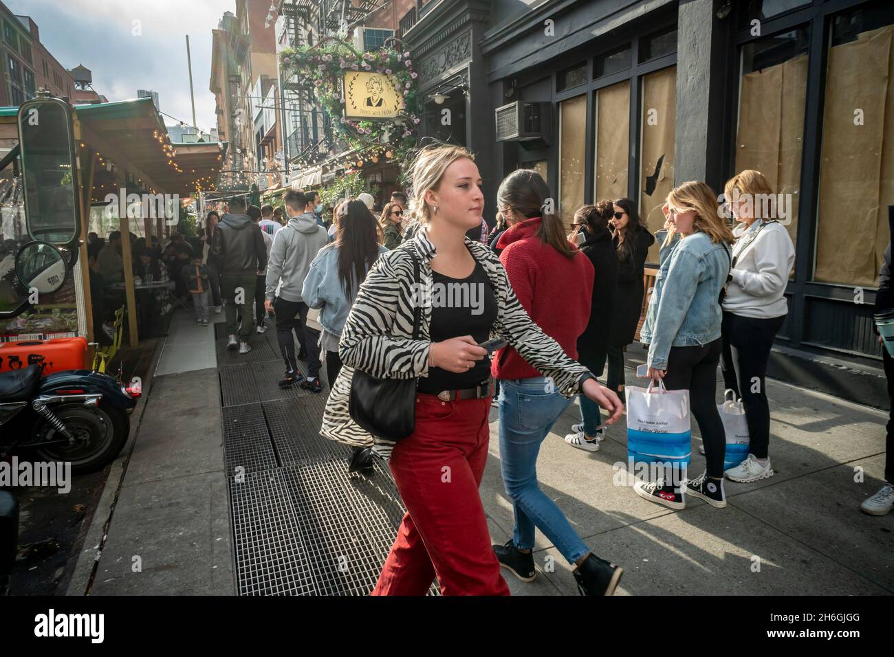 Orde di amanti dello shopping e turisti a Soho n New York sabato 13 novembre 2021. (© Richard B. Levine) Foto Stock