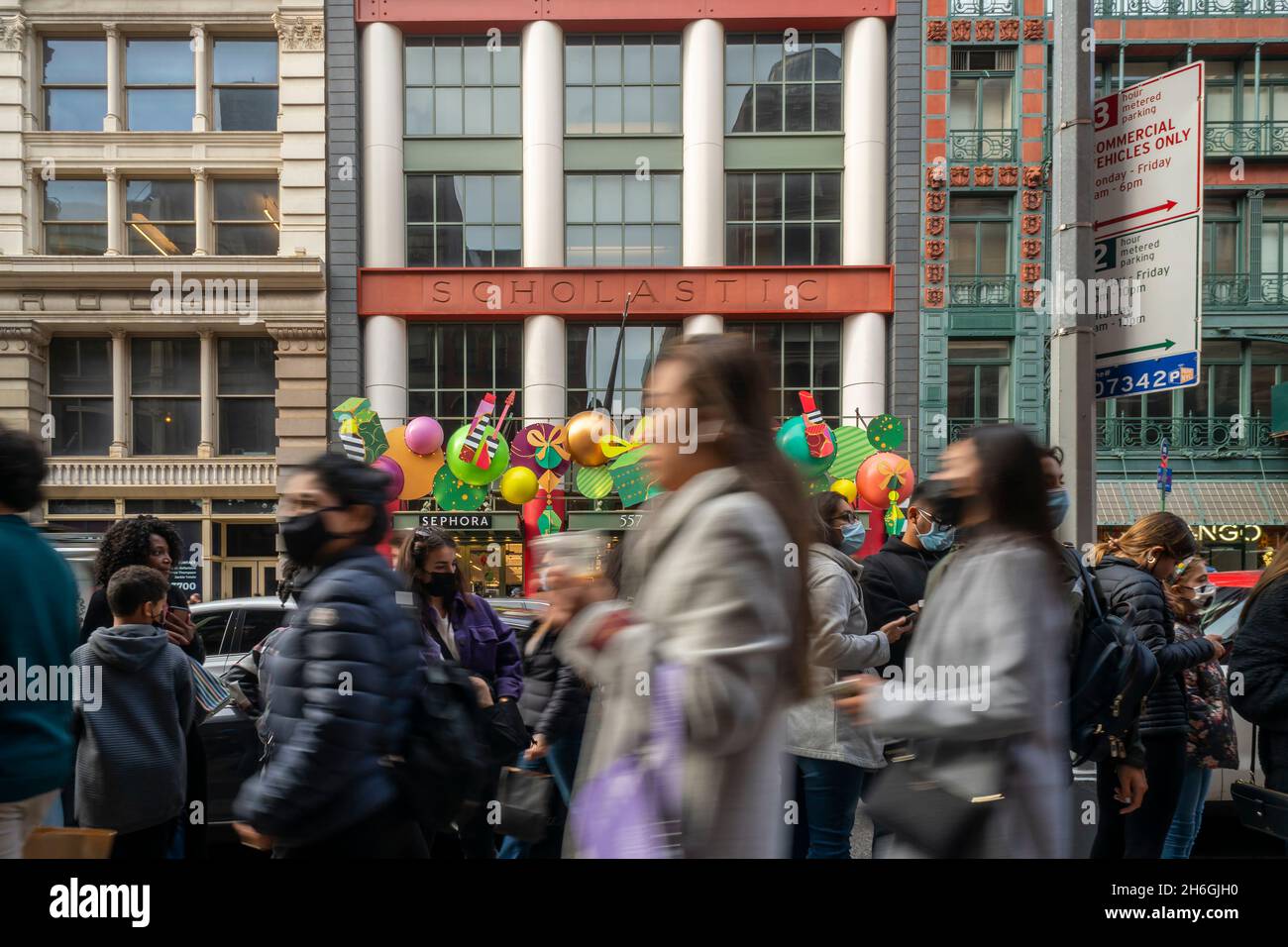 Orde di amanti dello shopping e turisti a Soho n New York sabato 13 novembre 2021. (© Richard B. Levine) Foto Stock