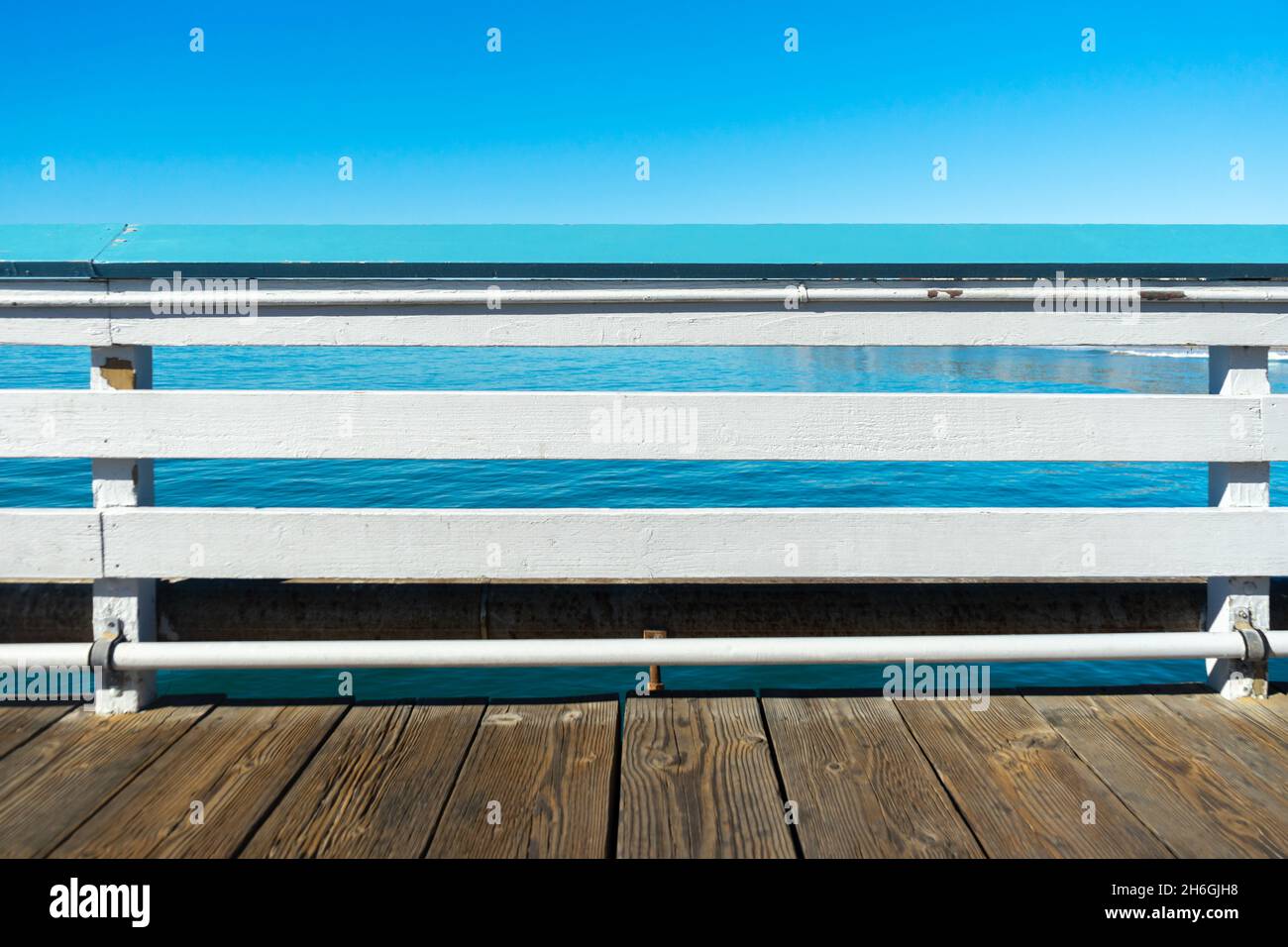 Molo ringhiera con oceano e cielo a San Clemente, California Foto Stock