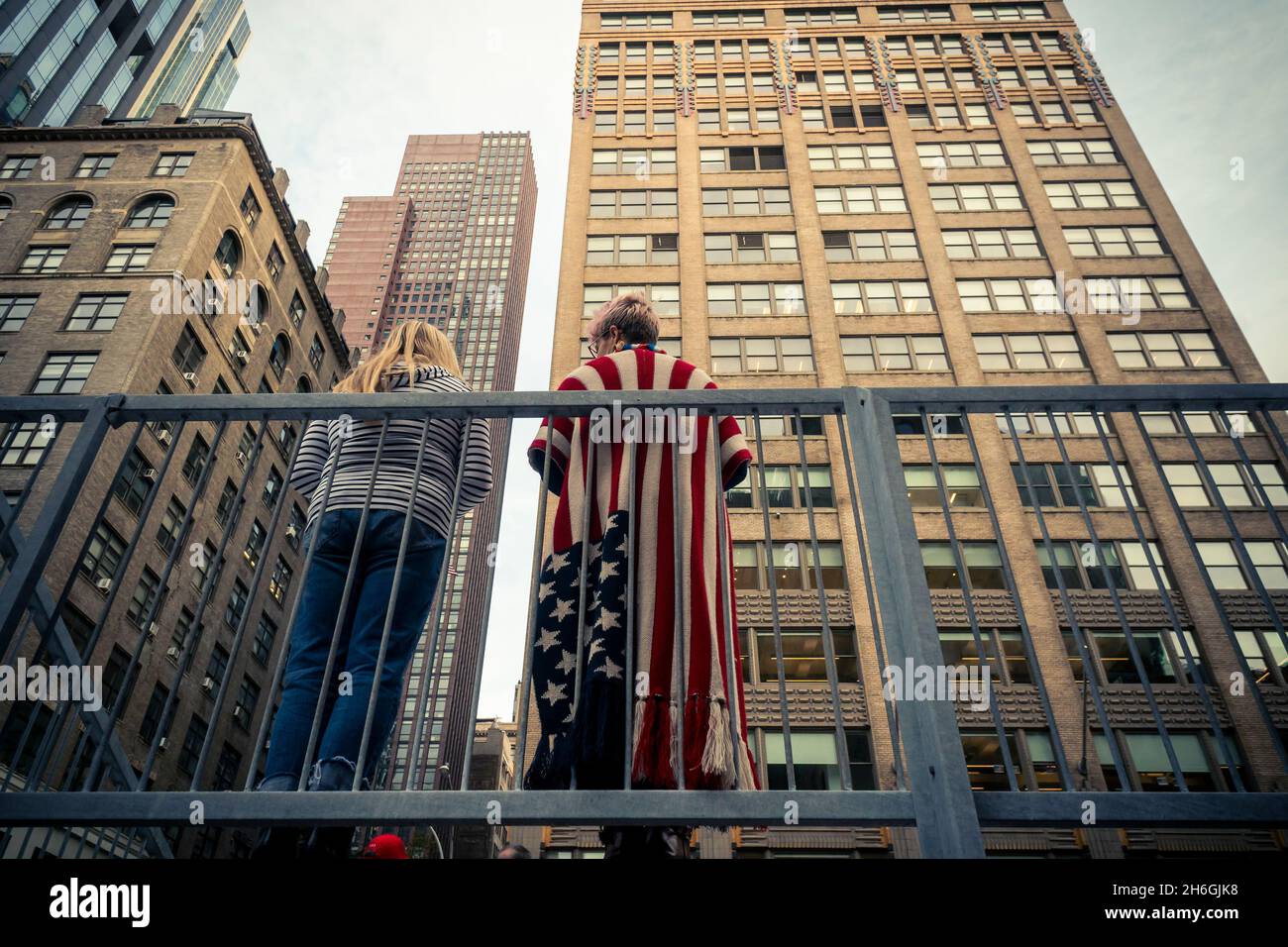 Spettatori sulla Fifth Avenue a New York durante la Veterans Day Parade di giovedì 11 novembre 2021, ritornando dopo un anno di pandemia. L'undicesima ora dell'undicesimo giorno dell'undicesimo mese le pistole sono caduto in silenzio in 1918 che segna la fine della prima guerra mondiale. La festa è stata estesa per includere tutti i soldati americani da tutte le guerre. (© Richard B. Levine) Foto Stock