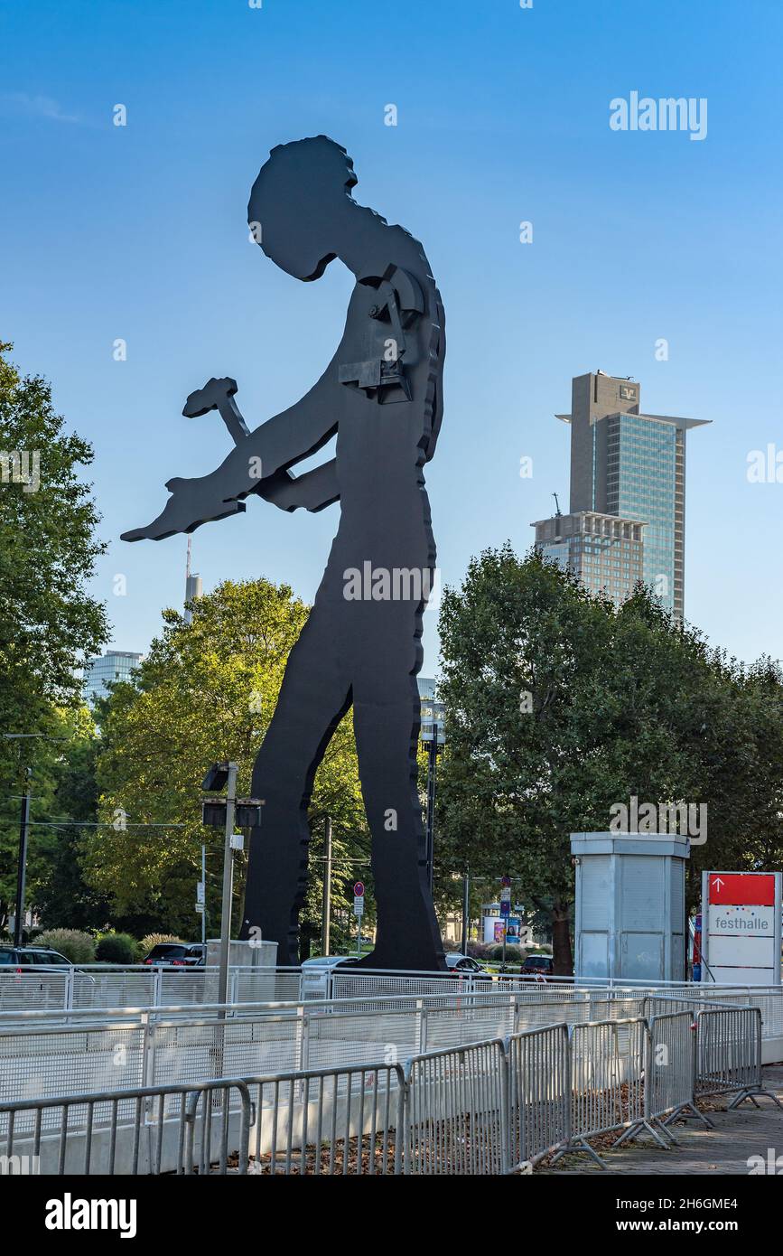 traffico cittadino sulla theodor heuss allee di francoforte principale di notte Foto Stock