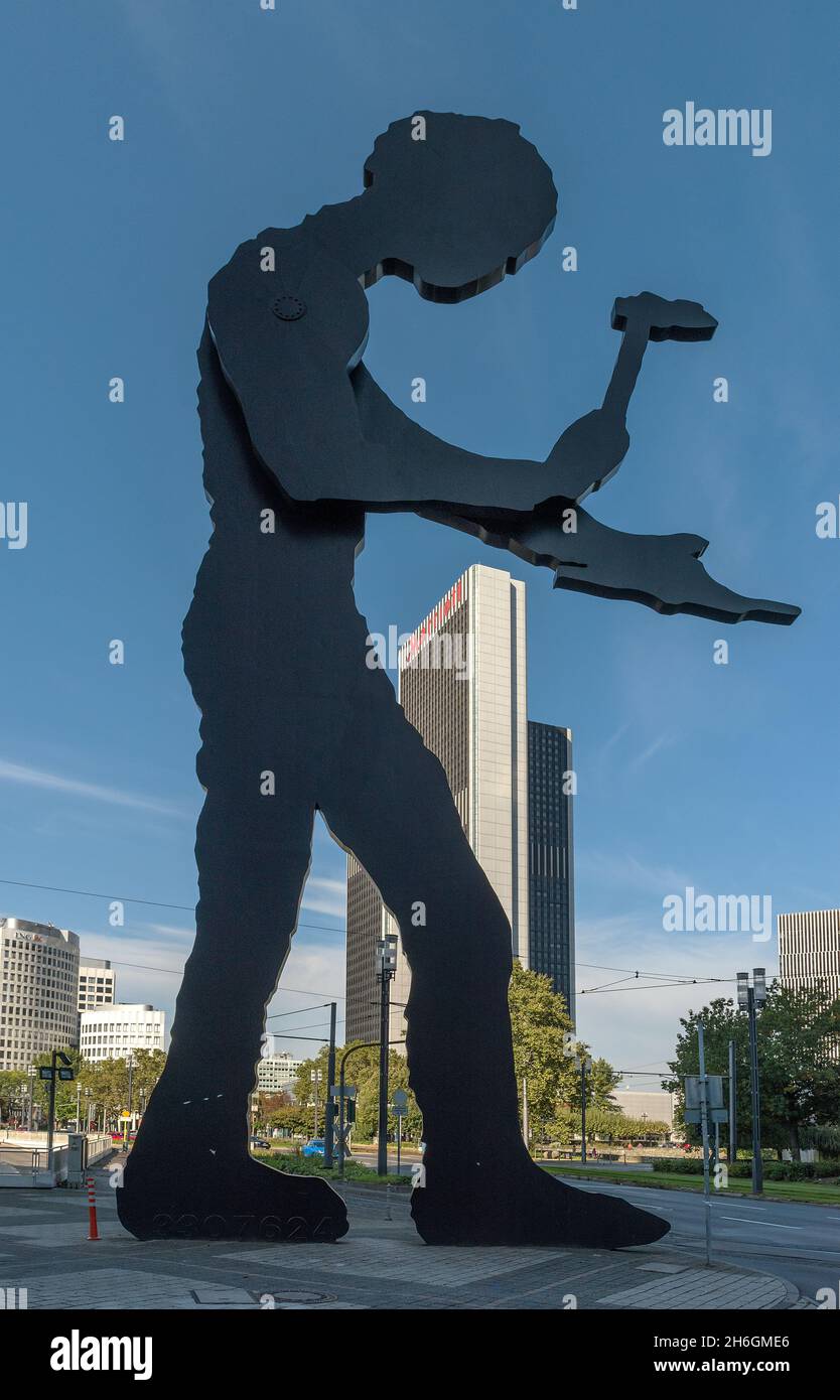 traffico cittadino sulla theodor heuss allee di francoforte principale di notte Foto Stock